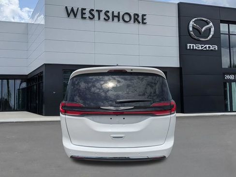 Used 2025 Chrysler Pacifica Select FWD image 4