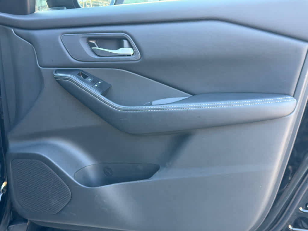 Used 2024 Nissan Rogue SV AWD/4WD image 15