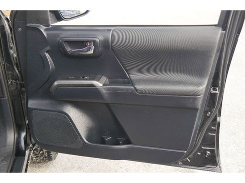 Used 2019 Toyota Tacoma TRD Off-Road w/ Technology Package image 15