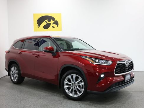 Used 2024 Toyota Highlander Limited AWD/4WD image 2