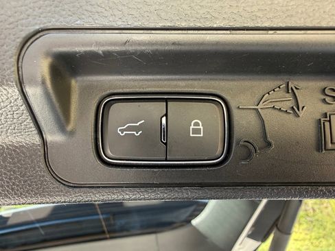 Used 2020 Ford Explorer Limited image 19