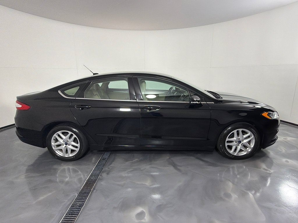 Used 2016 Ford Fusion SE FWD image 4