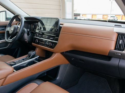 Used 2024 Nissan Pathfinder Platinum image 40