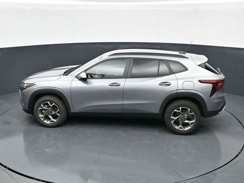 Used 2025 Chevrolet Trax LT FWD image 28