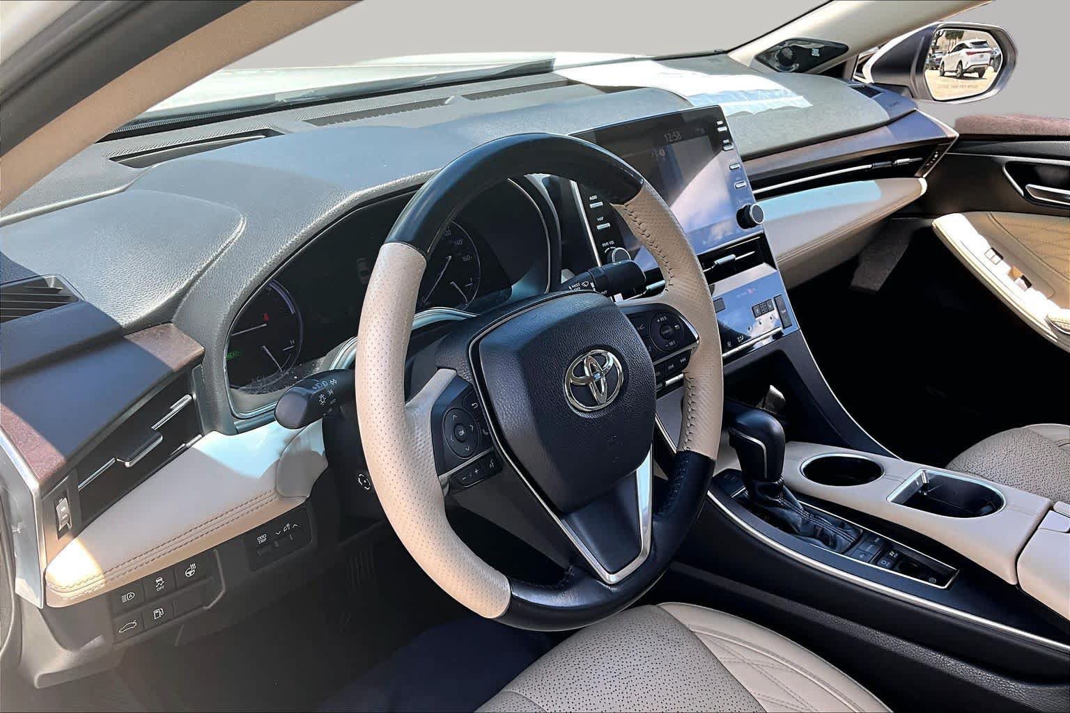 Used 2019 Toyota Avalon Limited FWD image 18