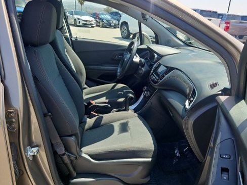 Used 2021 Chevrolet Trax LS AWD/4WD image 26