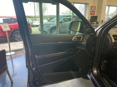 Used 2017 Jeep Grand Cherokee Limited w/ Luxury Group II image 11