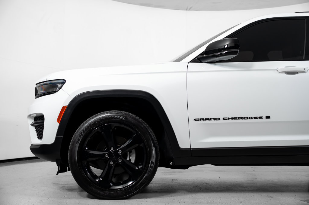 Used 2023 Jeep Grand Cherokee Altitude AWD/4WD image 14