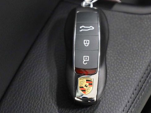 Certified 2026 Porsche Macan AWD/4WD image 43