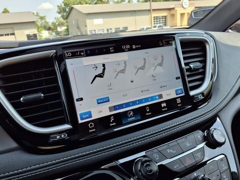 New 2026 Chrysler Pacifica Select image 23