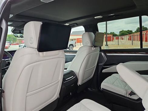 Used 2026 Cadillac Escalade Platinum Sport w/ LPO, Floor Liner Package AWD/4WD image 9