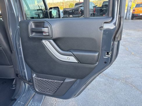 Used 2017 Jeep Wrangler Unlimited Rubicon w/ Connectivity Group AWD/4WD image 23