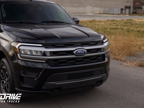 Used 2023 Ford Expedition Max XLT image 3