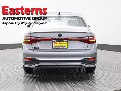 Used 2025 Volkswagen Jetta SE FWD image 6