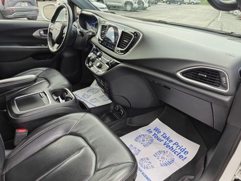 Used 2020 Chrysler Pacifica Touring-L Plus FWD image 23