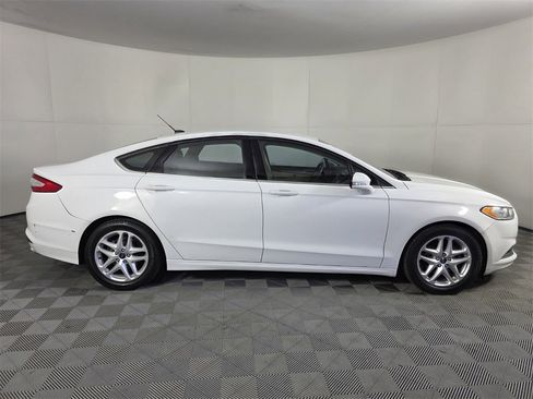 Used 2015 Ford Fusion SE image 4