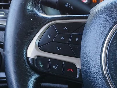 Used 2017 Jeep Renegade Limited image 9