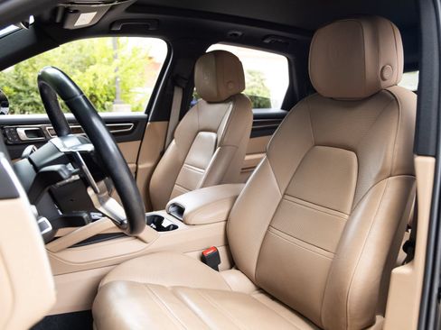 Certified 2023 Porsche Cayenne Platinum Edition AWD/4WD image 4