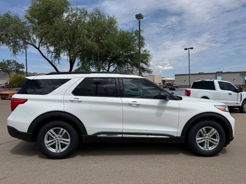 Used 2024 Ford Explorer XLT RWD image 4