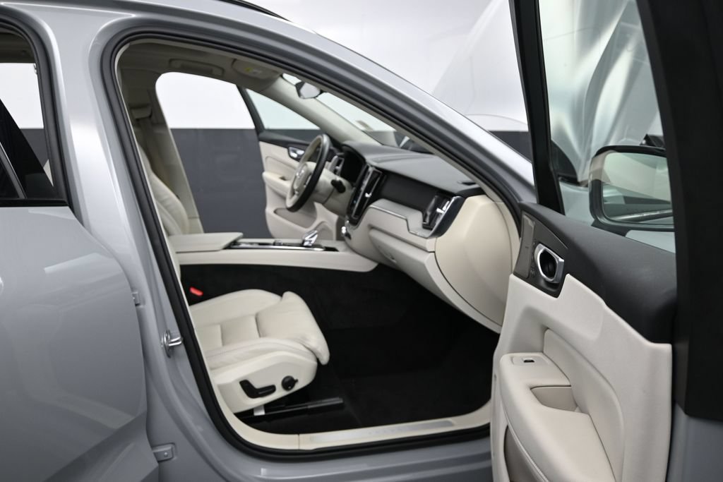 Used 2025 Volvo XC60 T8 Ultra w/ Protection Package Premier AWD/4WD image 17