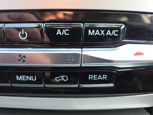 Used 2022 Ford Explorer XLT w/ Equipment Group 202A image 28