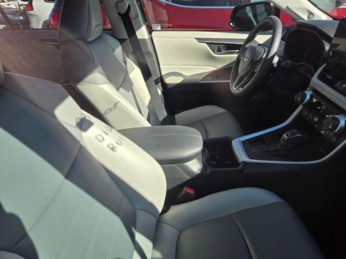 Used 2023 Toyota RAV4 XLE Premium image 4