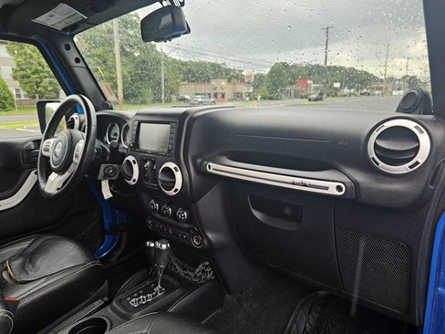 Used 2014 Jeep Wrangler Unlimited Sahara AWD/4WD image 8
