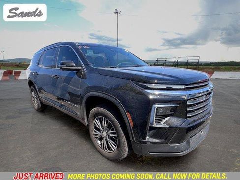 Used 2025 Chevrolet Traverse LT w/ Driver Confidence Package FWD image 1