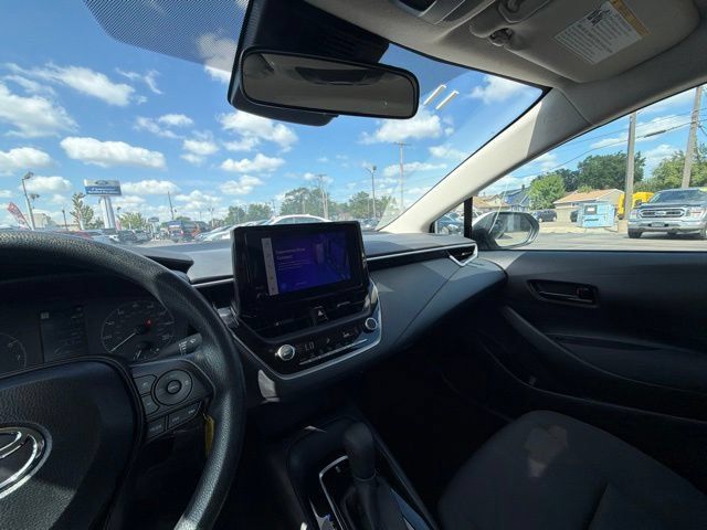 Used 2025 Toyota Corolla LE FWD image 29