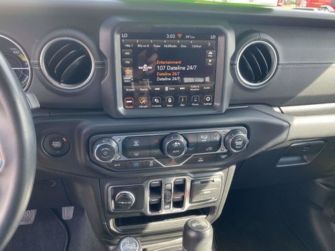 Used 2022 Jeep Wrangler Unlimited Sahara image 9