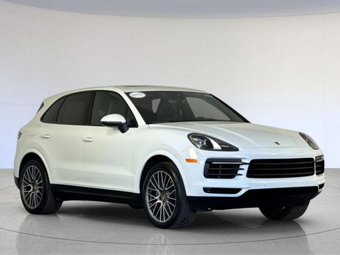 Certified 2023 Porsche Cayenne Platinum Edition image 10