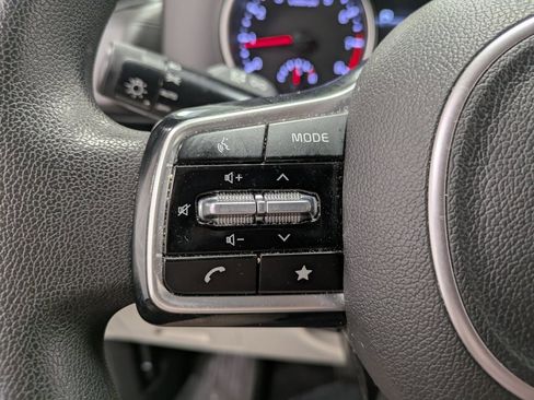 Certified 2022 Kia Carnival LX image 18