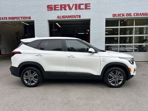 Used 2023 Kia Seltos LX AWD/4WD image 8