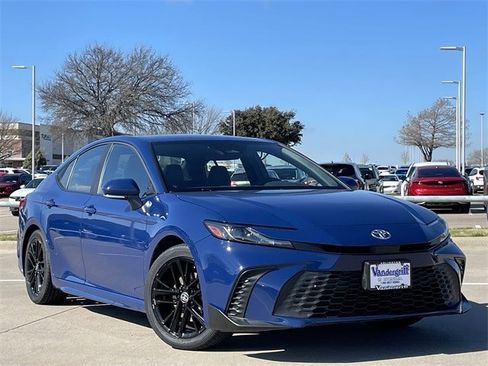 Used 2025 Toyota Camry SE image 2