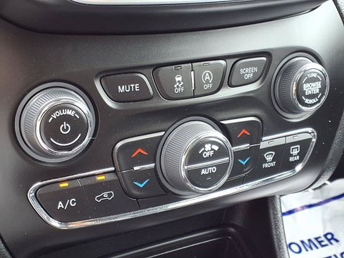 Used 2022 Jeep Cherokee Latitude Lux w/ Sun & Sound Group AWD/4WD image 8