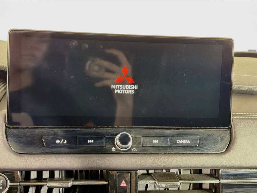 Used 2025 Mitsubishi Outlander AWD image 15