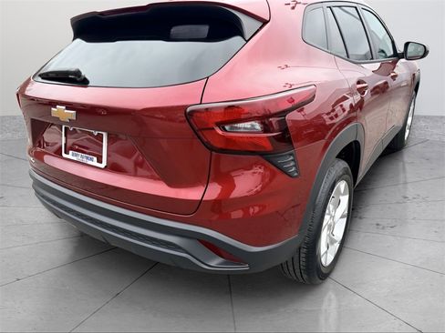 Used 2024 Chevrolet Trax LS w/ LS Convenience Package image 7