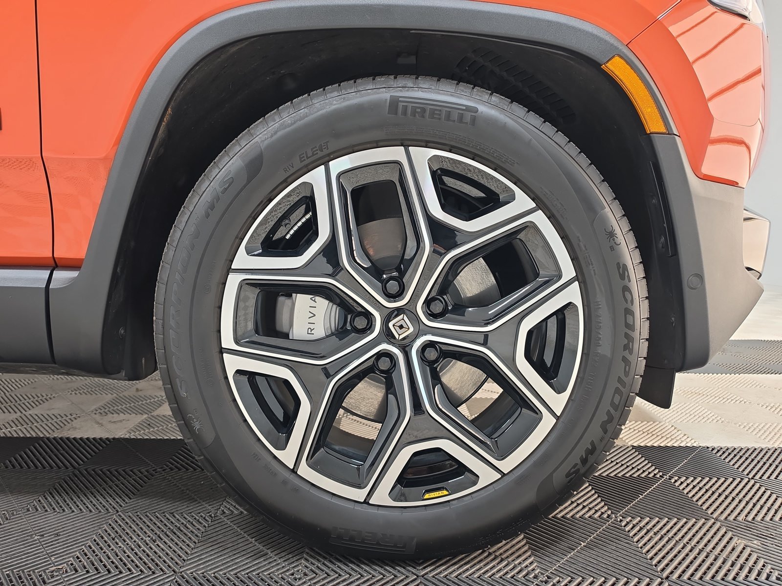 Used 2025 Rivian R1S Adventure Dual AWD/4WD image 11