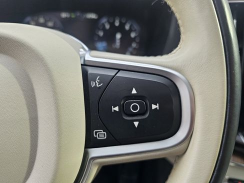 Used 2021 Volvo XC60 T5 Momentum image 21