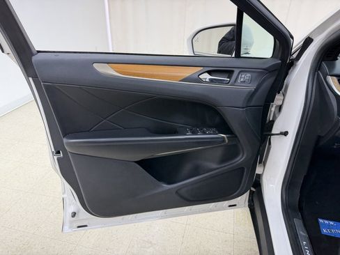 Used 2018 Lincoln MKC Select w/ Select Plus Package image 17