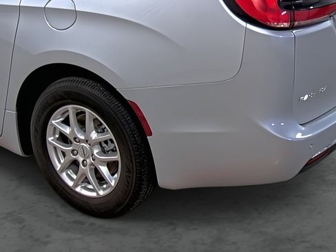 Used 2024 Chrysler Pacifica Touring-L image 9