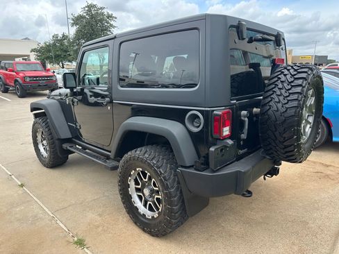 Used 2016 Jeep Wrangler Rubicon w/ Connectivity Group AWD/4WD image 3