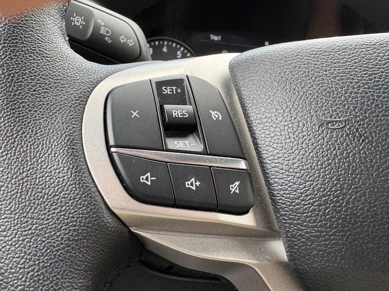 Used 2024 Ford Explorer XLT AWD/4WD image 16