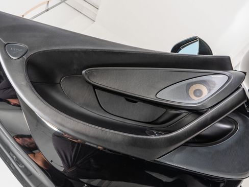 Used 2020 McLaren 570S Spider RWD image 39