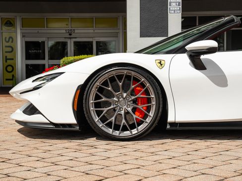 Used 2022 Ferrari SF90 Spider image 21
