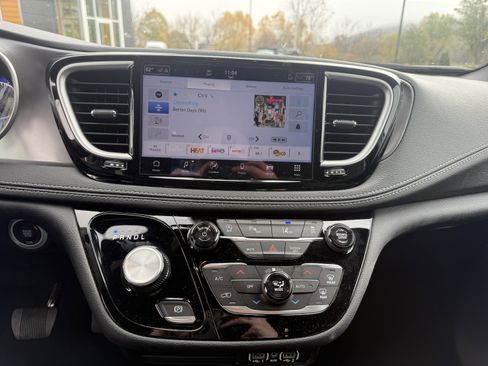 New 2026 Chrysler Pacifica Select image 16