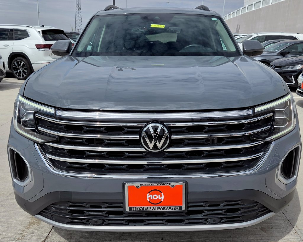 Used 2025 Volkswagen Atlas SE w/ Panoramic Sunroof Package FWD image 4