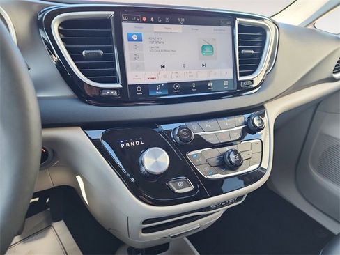 Used 2024 Chrysler Pacifica Touring-L image 17