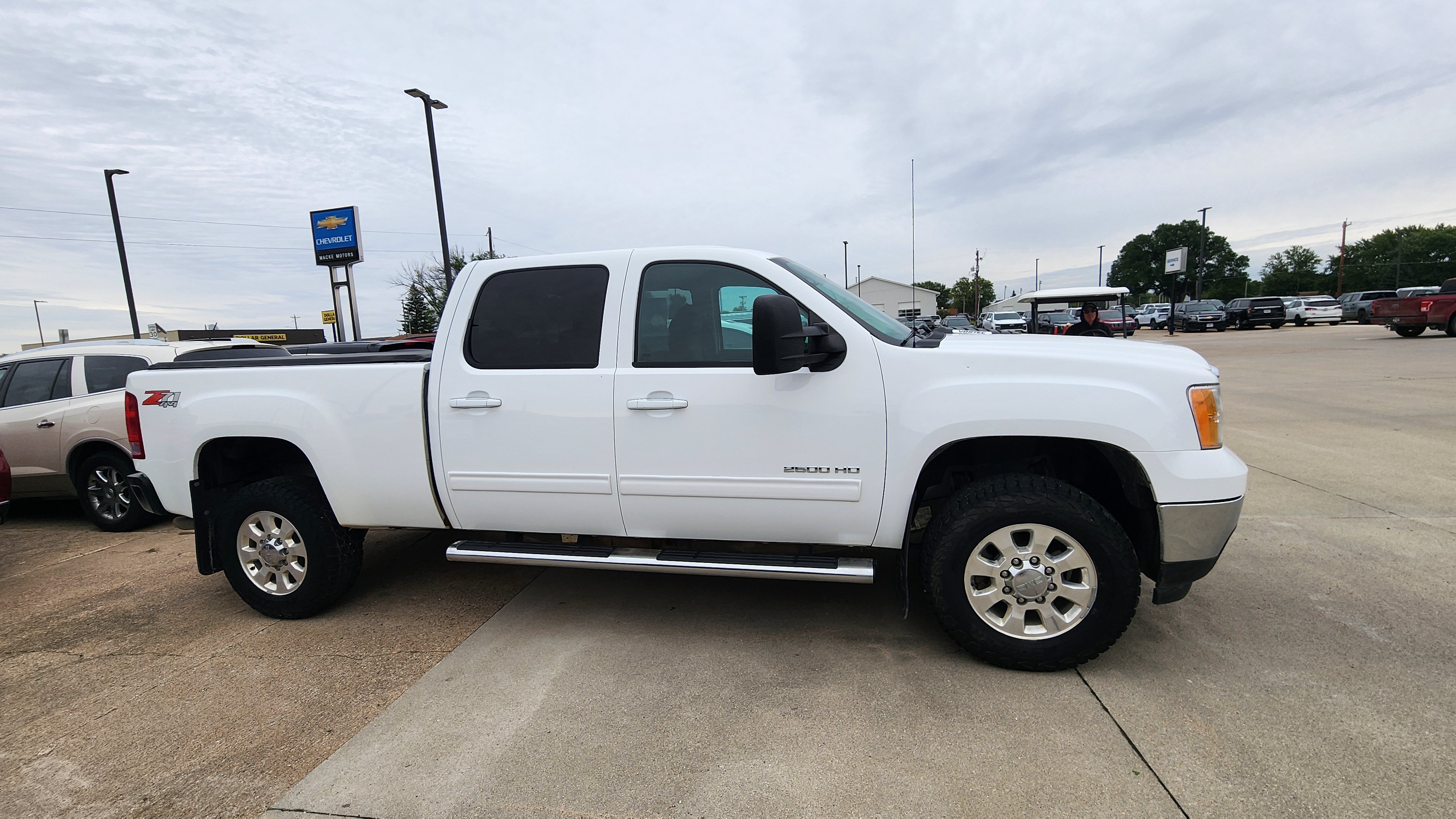 Used 2013 GMC Sierra 2500 SLE w/ SLE Preferred Package AWD/4WD image 4