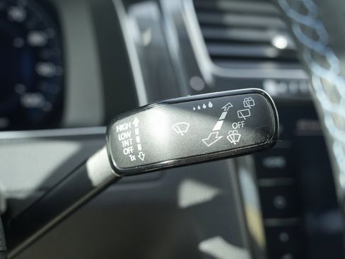 Used 2019 Volkswagen e-Golf SEL Premium image 44